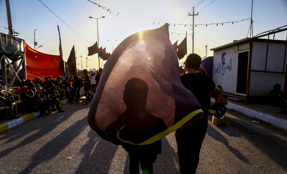 (تصاویر) پیاده‌روی زائران اربعین در مناطق جنوبی عراق