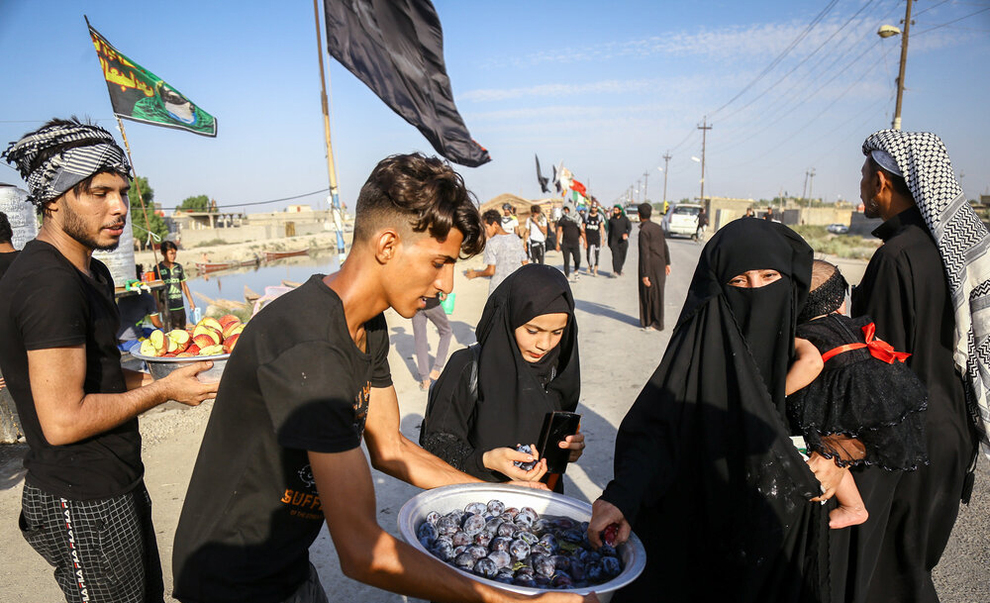 (تصاویر) پیاده‌روی زائران اربعین در مناطق جنوبی عراق