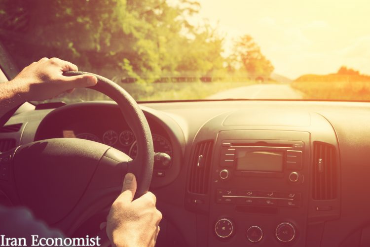 علم در مورد بهترین شیوه گرفتن فرمان برای رانندگان یک دست و دو دست چه می‌گوید