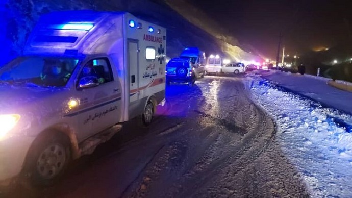 اتوبوس حامل ورزشکاران در پی بهمن واژگون شد