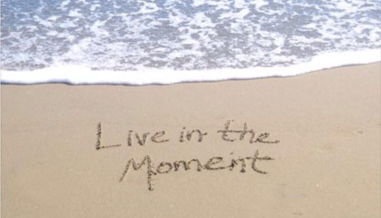 در لحظه زندگی کن