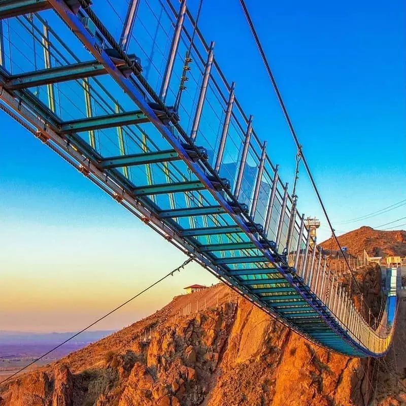 اولین پل معلق شیشه‌ای جهان در ایران