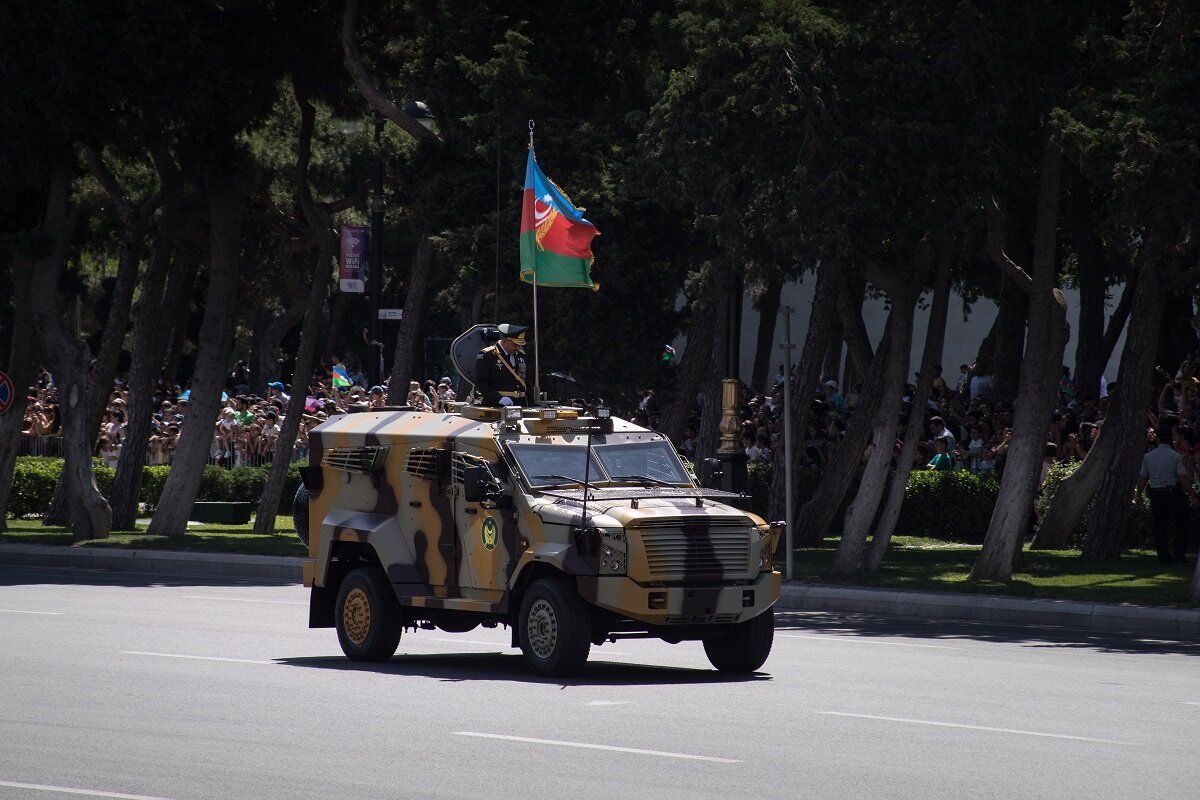 علامت تعجب بر روی خودروهای نظامی باکو چیست!