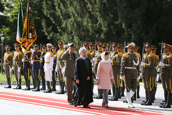 (تصاویر) استقبال روحانی از رئیس جمهور کره 