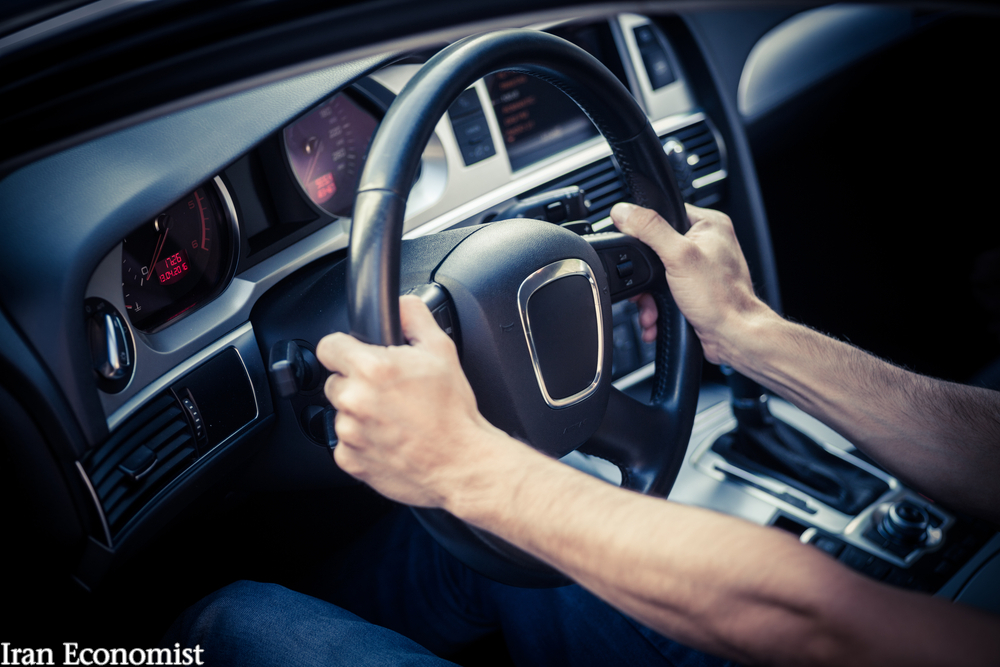 علم در مورد بهترین شیوه گرفتن فرمان برای رانندگان یک دست و دو دست چه می‌گوید