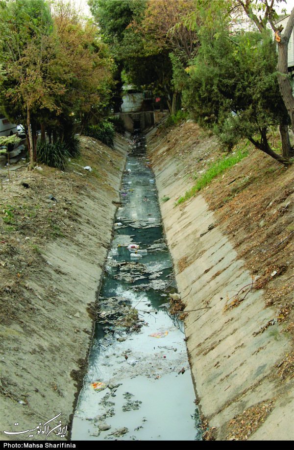 کانال های آب پاکدشت غرق در زباله های شهری/ مسئولین رسیدگی کنند