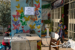 روی میز راه می‌روند و به معلم می‌گویند «خاله»!
