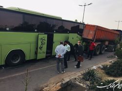 برخورد تریلی و اتوبوس در اصفهان ۱۵ مصدوم بر جاگذاشت