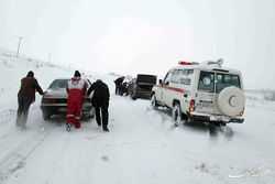 بارش برف و باران در جاده‌های ۱۷ استان کشور  رانندگان تجهیزات لازم به همراه داشته باشند