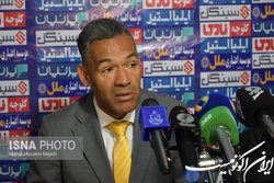 نمی‌توانم درباره نقل و انتقالاتمان صحبت کنم