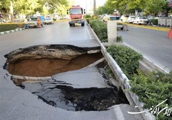 در سکوت شبانه صدای تَرَک خوردن را می‌شنویم