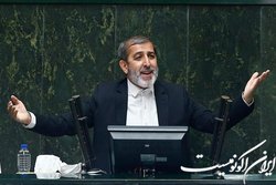 منتظری: نباید بازار آزاد تعیین‌کننده نرخ ارز باشد
