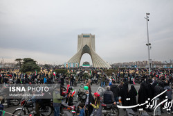 مردم در راهپیمایی ۲۲ بهمن پشیبانی خود از انقلاب را نشان می‌دهند