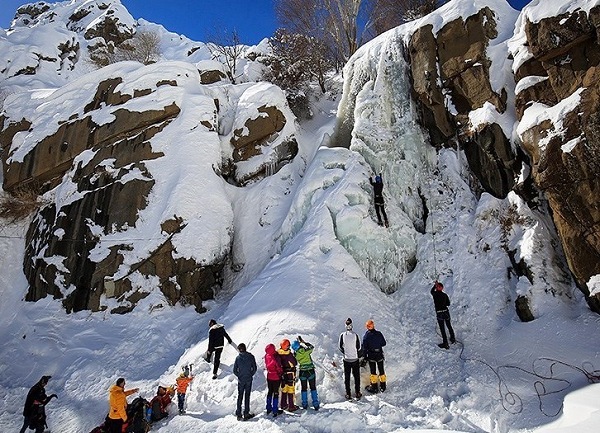 یخ نوردی در آبشار گنجنامه همدان