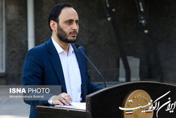 بازدید بهادری جهرمی از نمایشگاه «روایت میدان»
