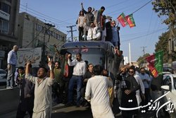 حامیان عمران خان با با درخواست بازداشت در لاهور تجمع کردند