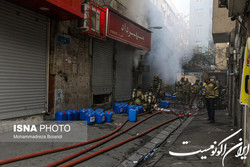 اعمال ممنوعیت تردد در خیابان بهار درپی آتش‌سوزی در ساختمان تجاری - اداری