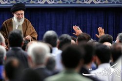 حضرت آیت الله خامنه‌ای انگشتر خود را به کارگری هدیه دادند