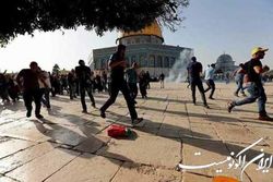 استفاده صهیونیست ها از پهپاد برای پرتاب گاز اشک آور به سوی نمازگزاران فلسطینی