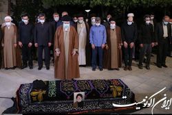 رهبر معظم انقلاب بر پیکر مرحوم فاطمی‌نیا نماز اقامه کردند