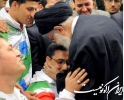 قهرمان وزنه‌برداری هدیه رهبری را برای آزادی زندانیان به فروش گذاشت