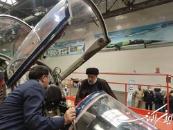 بازدید رئیسی از شرکت دانش‌بنیان صنایع هواپیماسازی ایران