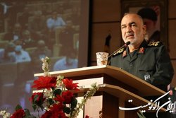 اجازه نمی‌دهیم که دست دشمن به حریم امنیت ما برسد