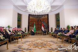 ولیعهد سعودی با رئیس جمهوری مصر دیدار و گفت و گو کرد