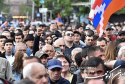 مخالفان در ارمنستان ورودی کاخ ریاست جمهوری را مسدود کردند