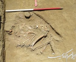 کشف ۴ گور تاریخی در کف خانه‌های روستایی
