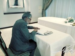 امضای دفتر یادبود شینزو آبه از سوی حداد عادل