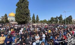 حضور ۵۰ هزار فلسطینی در نماز جمعه مسجد الاقصی