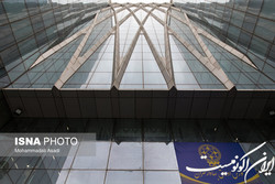 یک اپراتور تلفن همراه در راه بورس