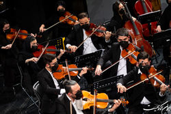 ارکستر ملی ایران در تالار وحدت روی صحنه می‌رود