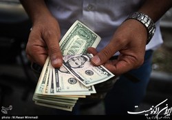 اختلاف چند صد تومانی قیمت دلار در کانال‌های تلگرامی با کف بازار
