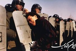 عکسی دردناک از التماس یک مادر برای آزادی فرزندش