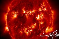 لحظه برخورد یک  دنباله‌دار  به خورشید