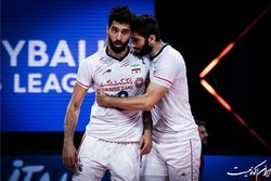 در آستانه حضور تیم ملی والیبال در قهرمانی جهان؛ عبادی‌پور بازوبند کاپیتانی را به موسوی داد