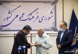 وزیر فرهنگ با اهداء سفر به کربلا از راننده تاکسی امانتدار تقدیر کرد