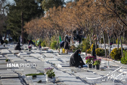 واکنش شهرداری تهران در مورد اصلاح سنگ قبر دارای تصاویر بی حجاب بانوان