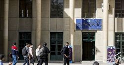دانشجویان در کلاس‌های درس حاضر می‌شوند