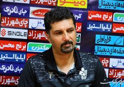 نباید به سمت داور هجوم ببریم