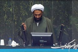 نقدعلی: حقوق خدمتگزاران مدارس کم است