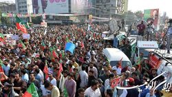 در حمله به کاروان عمران خان، یک نفر هم کشته شد