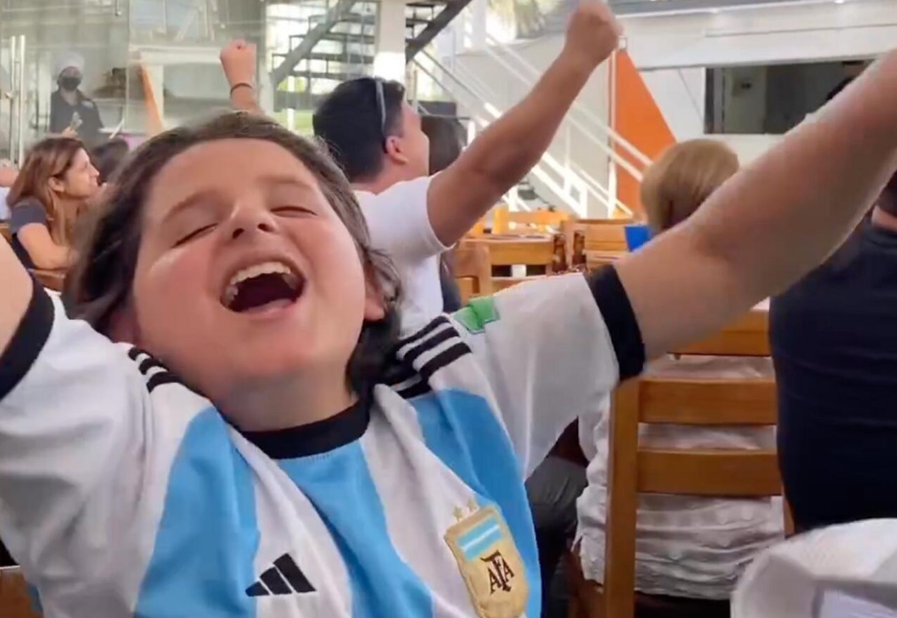 (ویدئو) سوپرطرفدار مسی؛ پسری نابینا که با فوتبال زندگی می‌کند