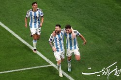 اقدام جالب مسی پس از دریافت جایزه بهترین بازیکن آرژانتین - کرواسی