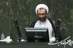 انتقاد نماینده محلات از تاخیر دولت در ارائه لایحه بودجه