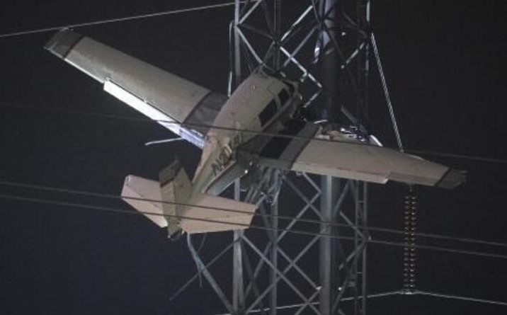 (تصاویر) برخورد عجیب هواپیمای دو نفره با دکل برق!
