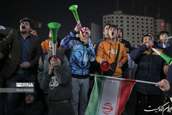 تجمع مردم در فرودگاه امام برای استقبال از تیم ملی ایران+ فیلم