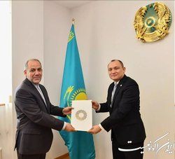 تقدیم رونوشت استوارنامه سفیر جدید کشورمان در قزاقستان به یک مقام وزارت خارجه این کشور